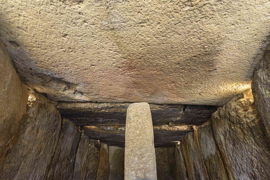 Málaga - Antequera 46 - Dólmenes de Antequera - Dolmen de Menga.jpg
